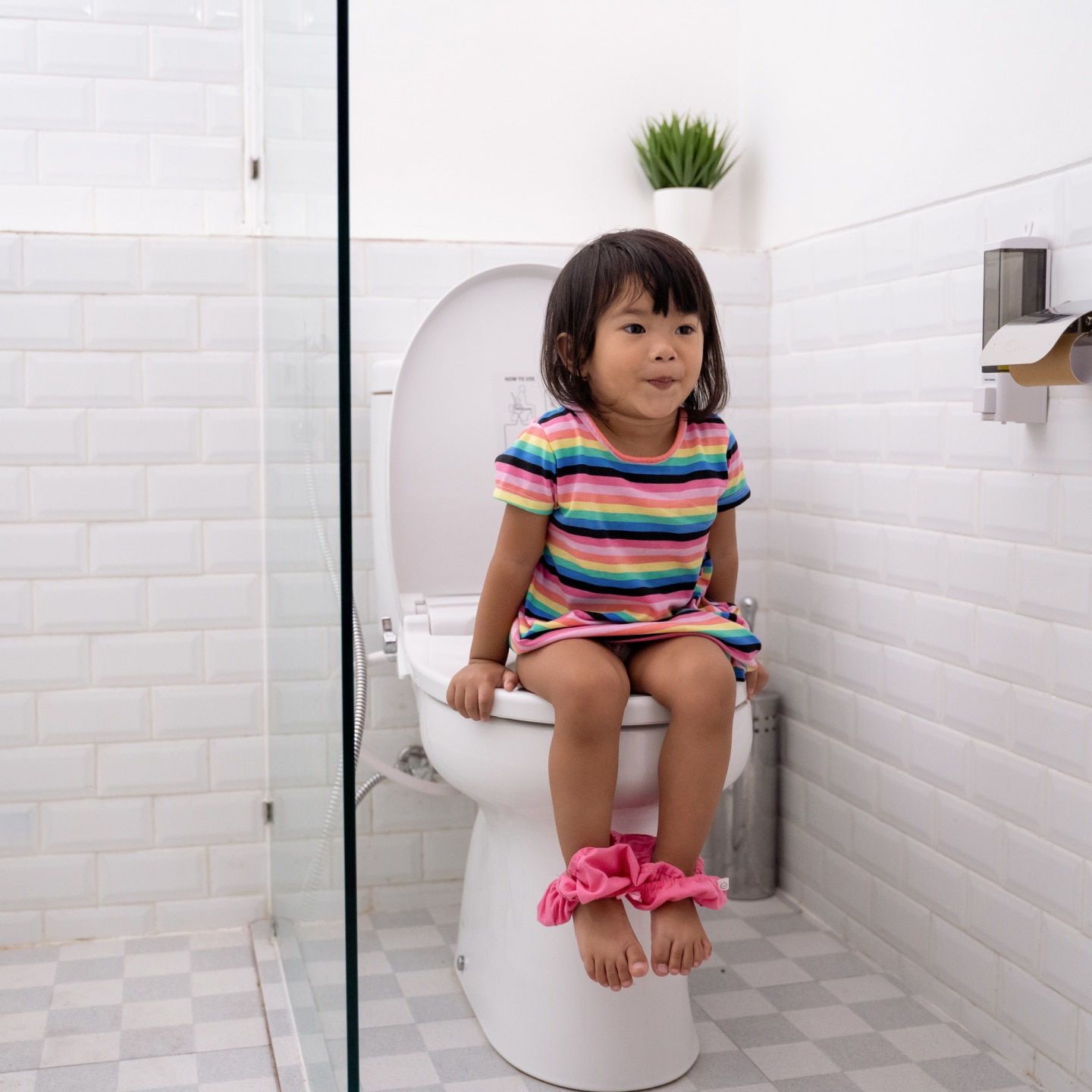 Mädchen sitzt auf dem Töpfchen