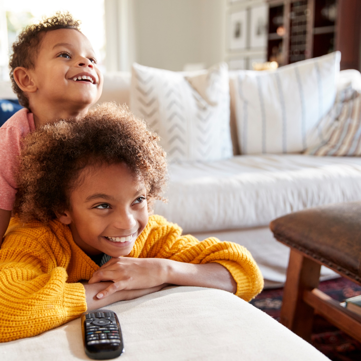 Kinder schauen Fernsehen