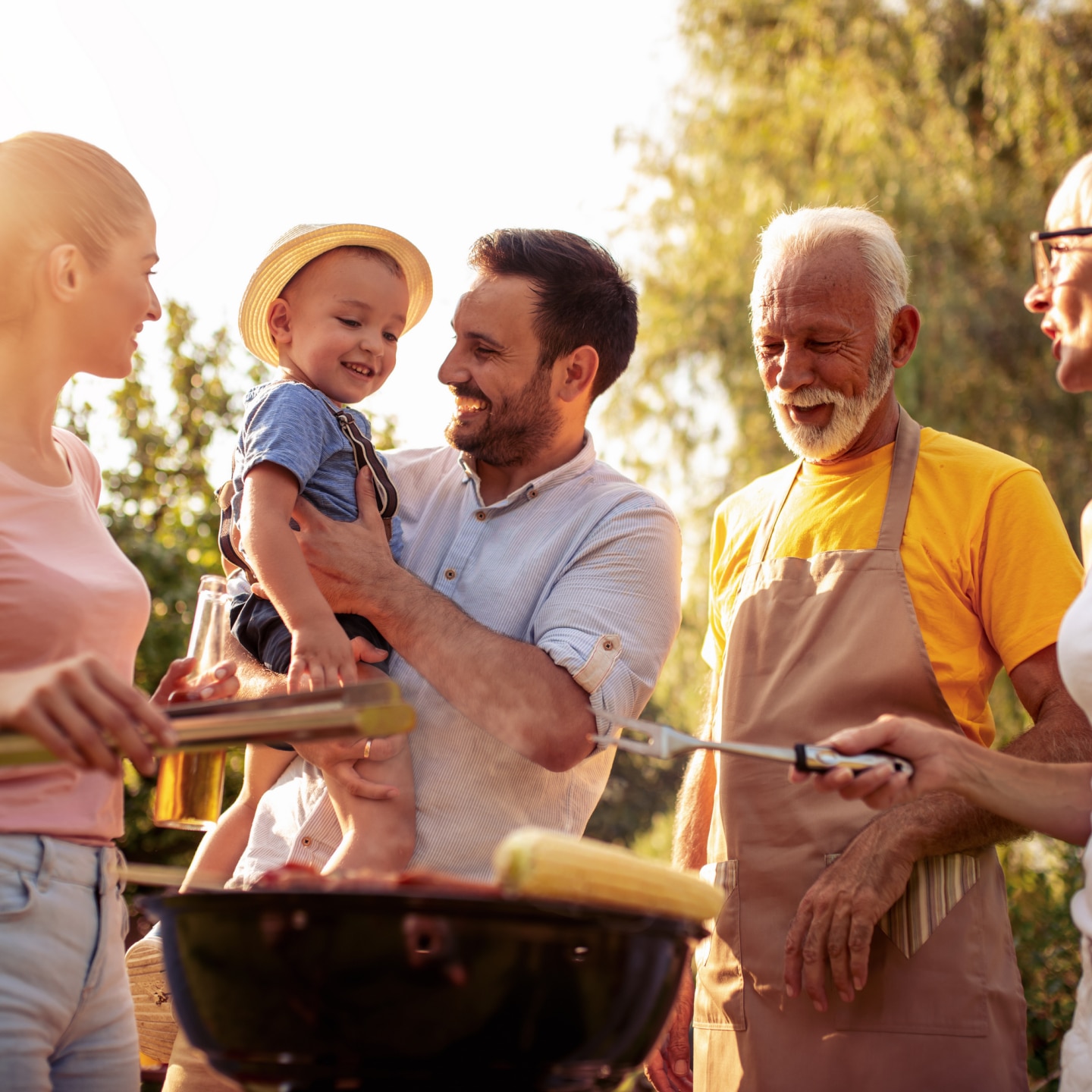 Glückliche Familie grillt