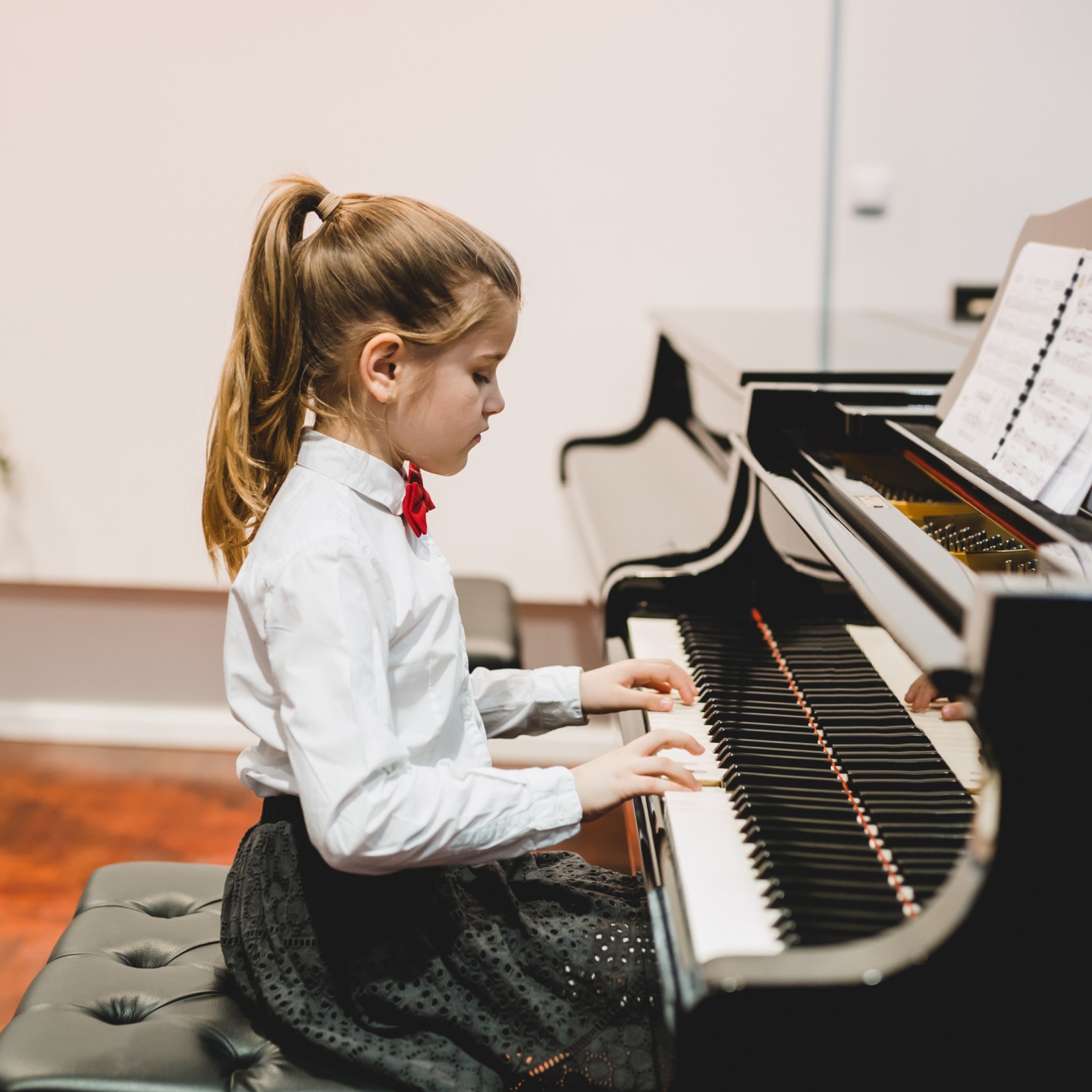 Mädchen spielt Klavier