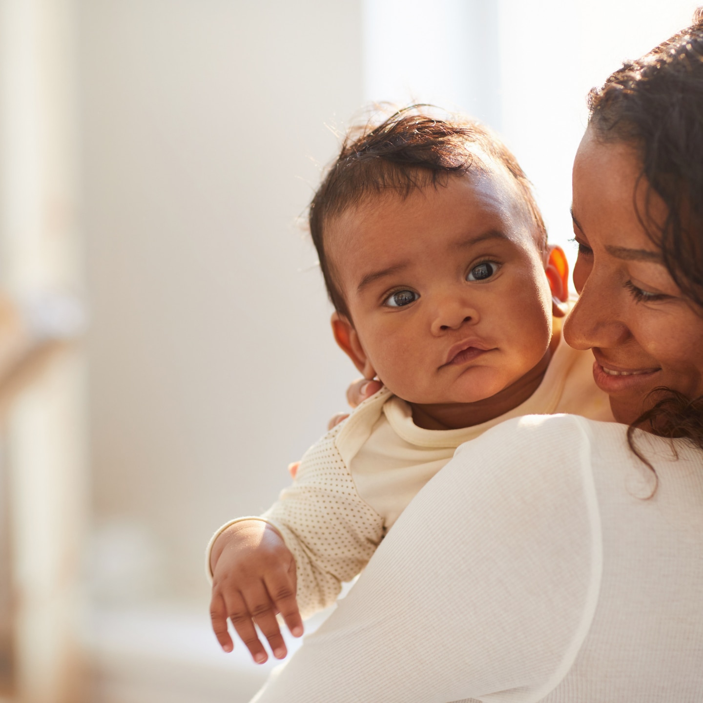 Mutter hält ihr Baby 
