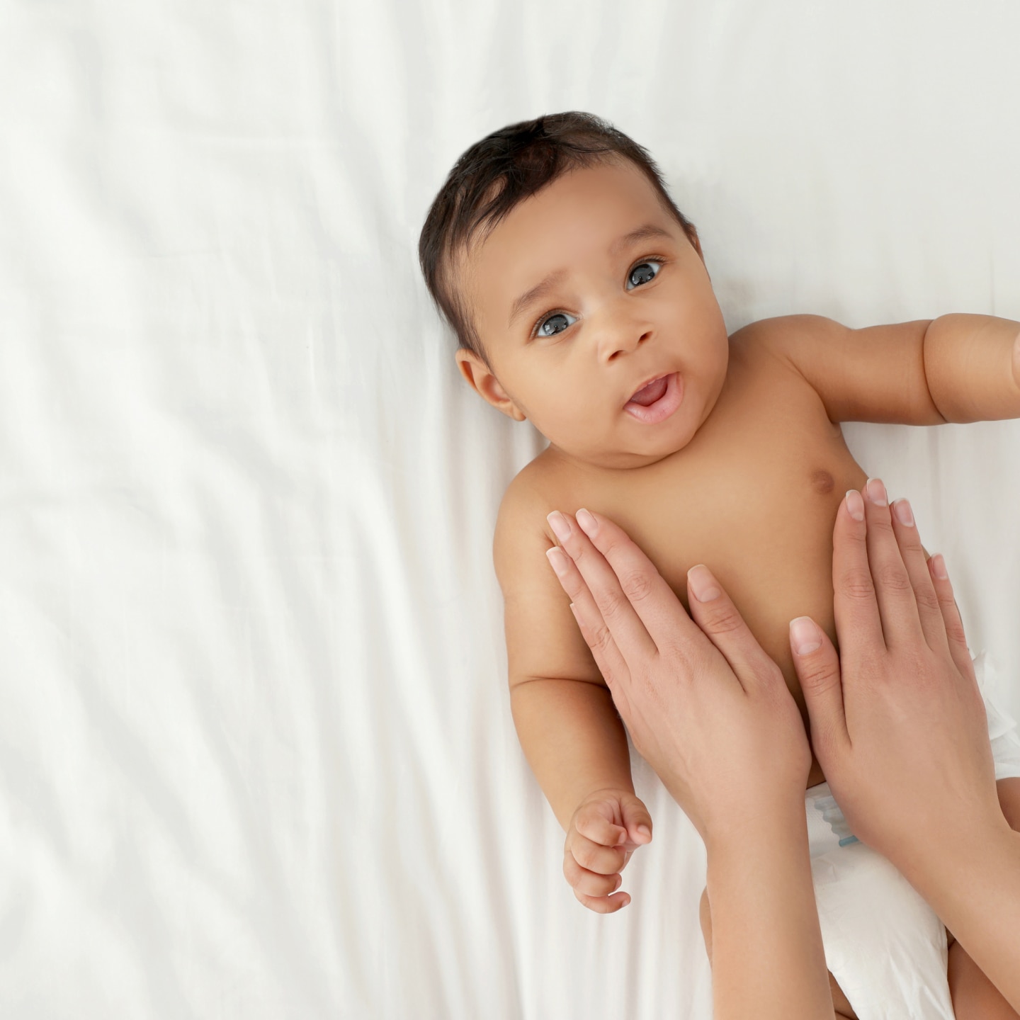 Baby wird Bauch massiert