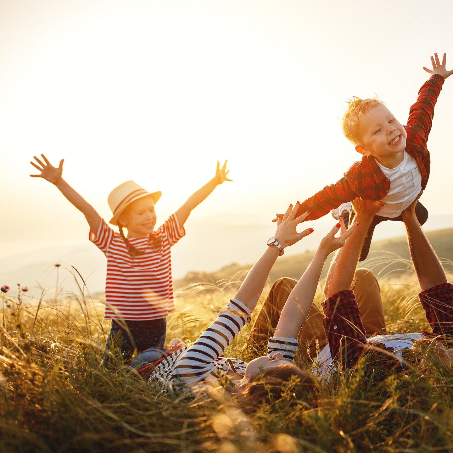 kinder und eltern im sonnenlicht