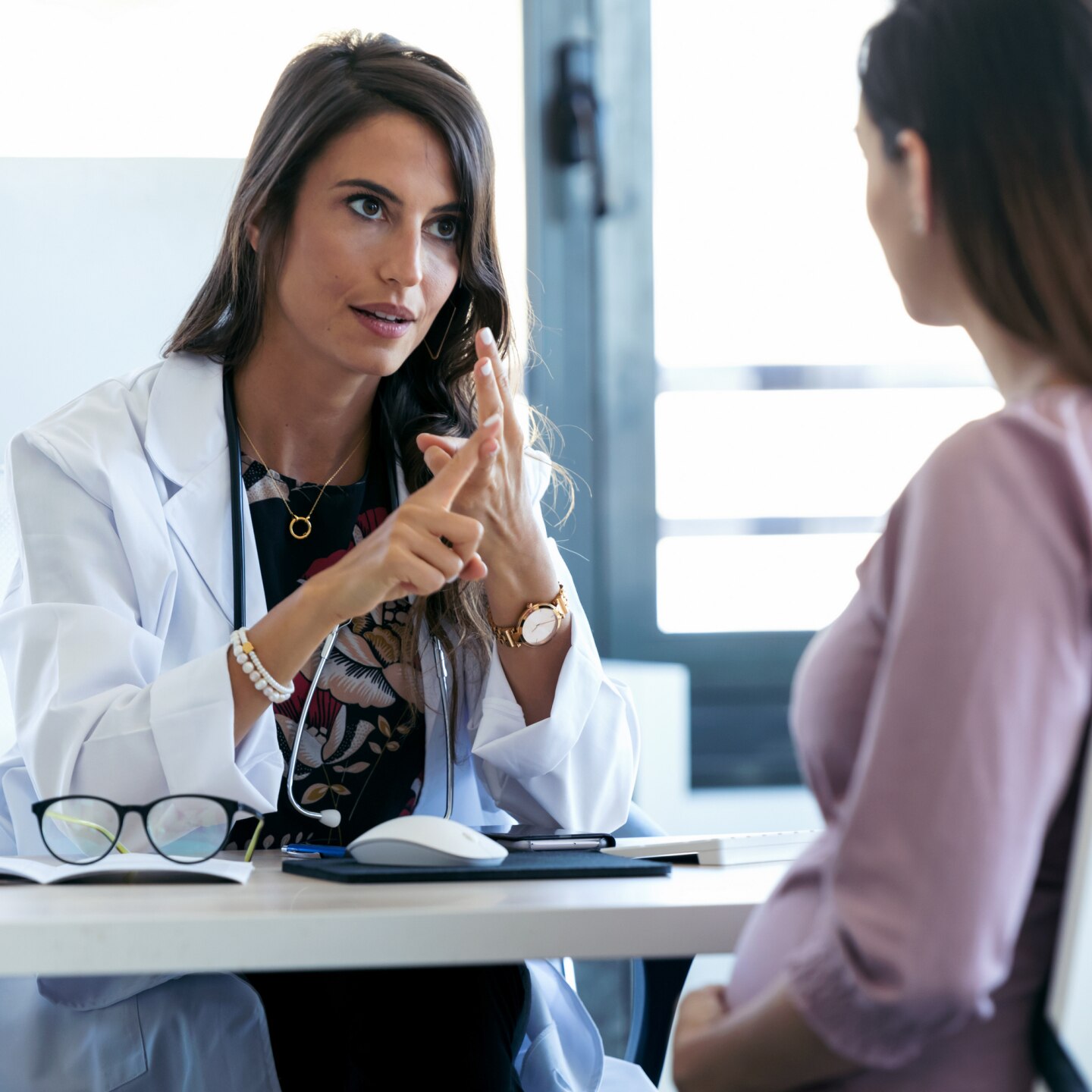 Schwangere beim Arzt 