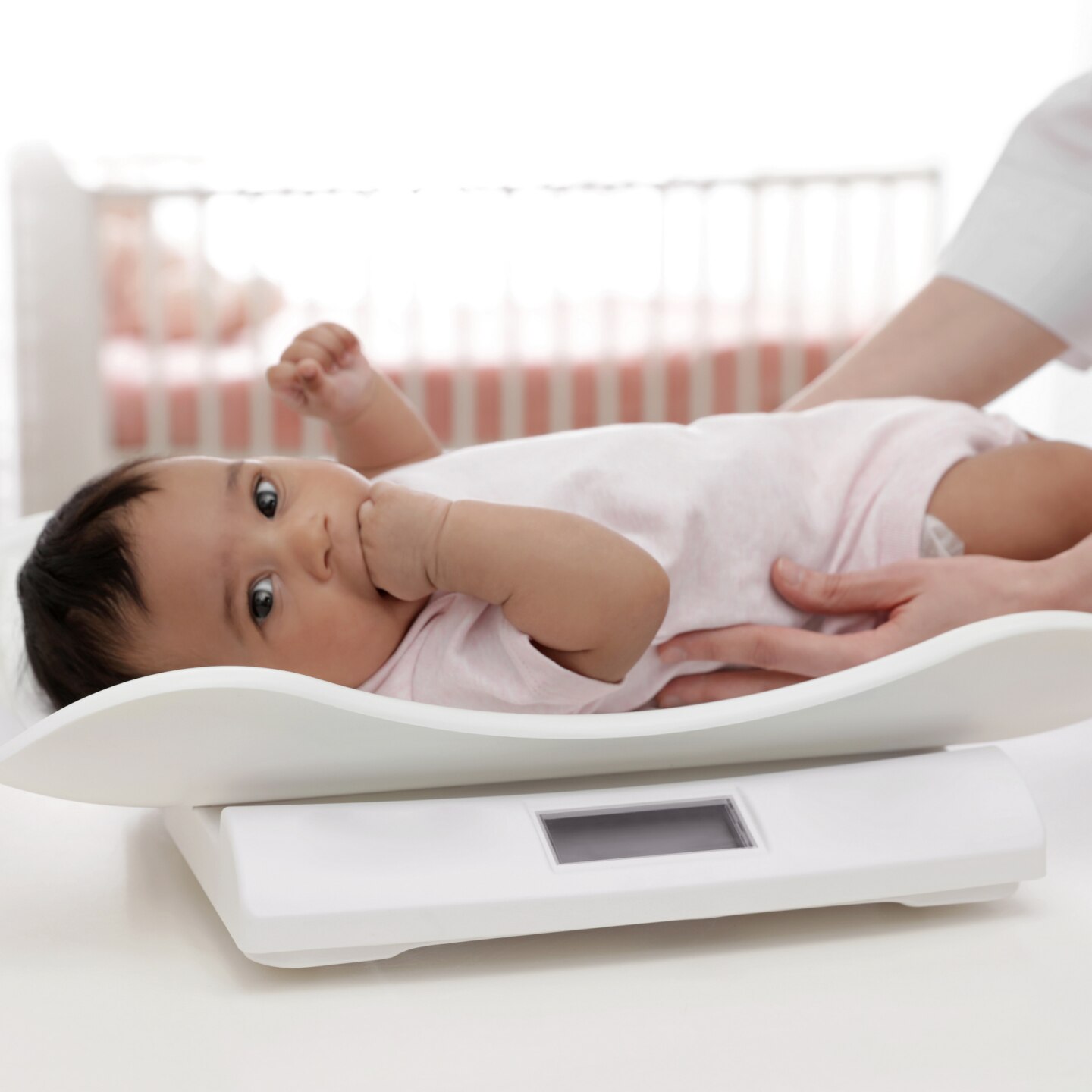 Baby liegt auf der Waage 