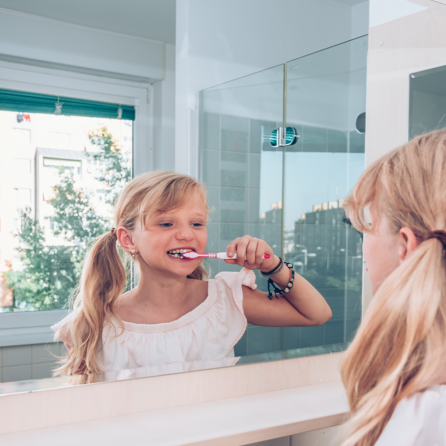 Mädchen putzt ihre Zähne