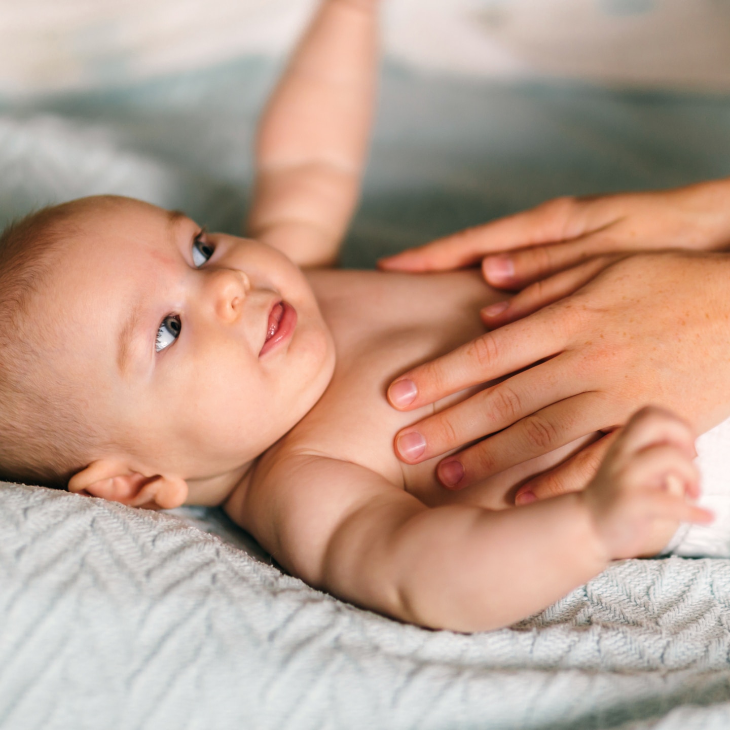 Babybauch wird massiert