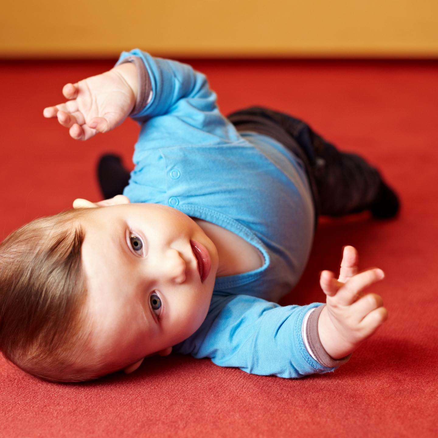 Baby dreht sich auf den Rücken