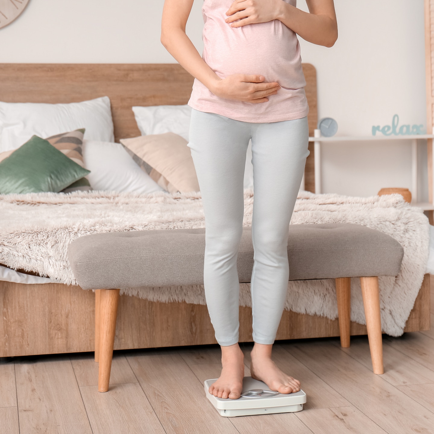 Schwangere auf der Waage