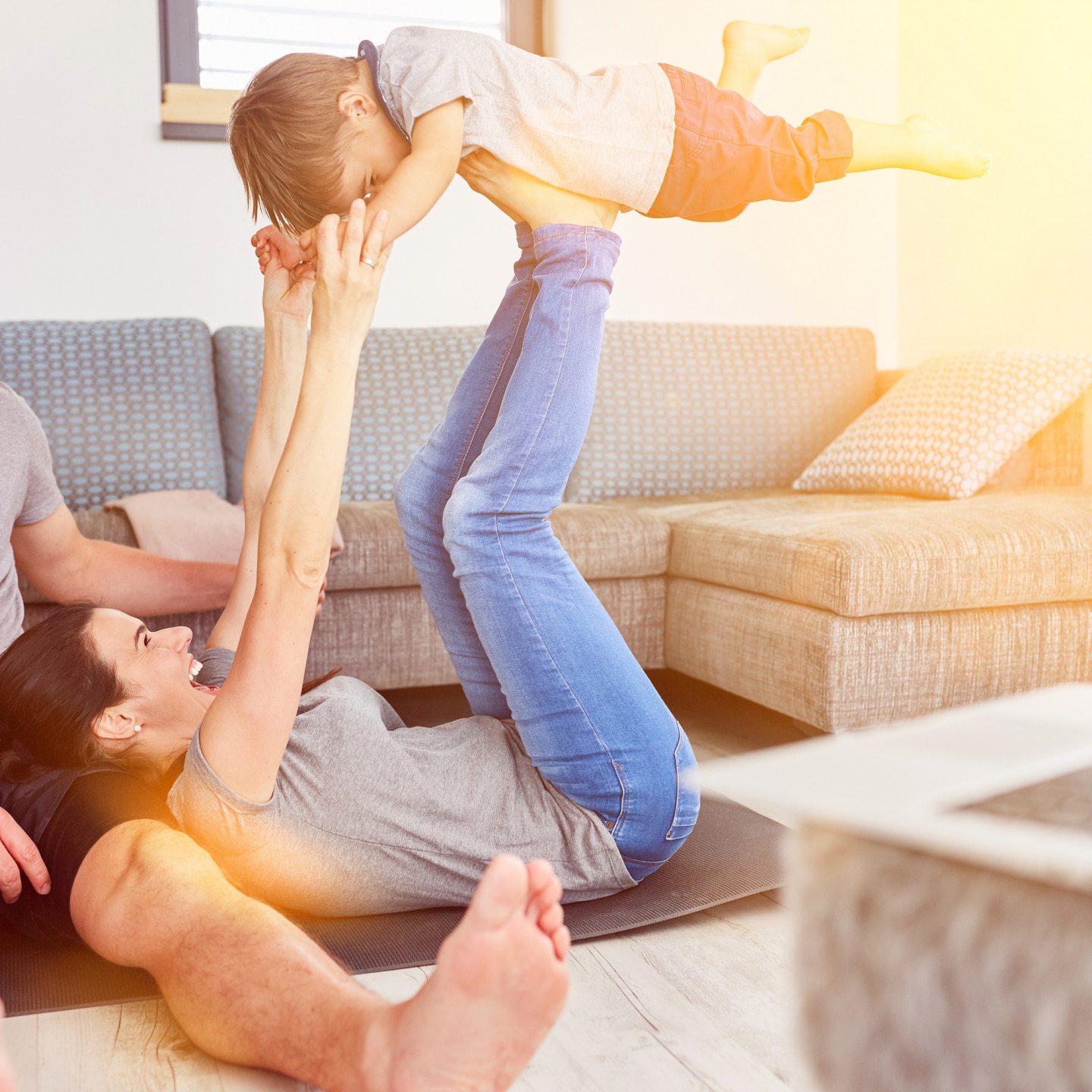 Influencer Eltern spielen mit Kind in Live Videostream