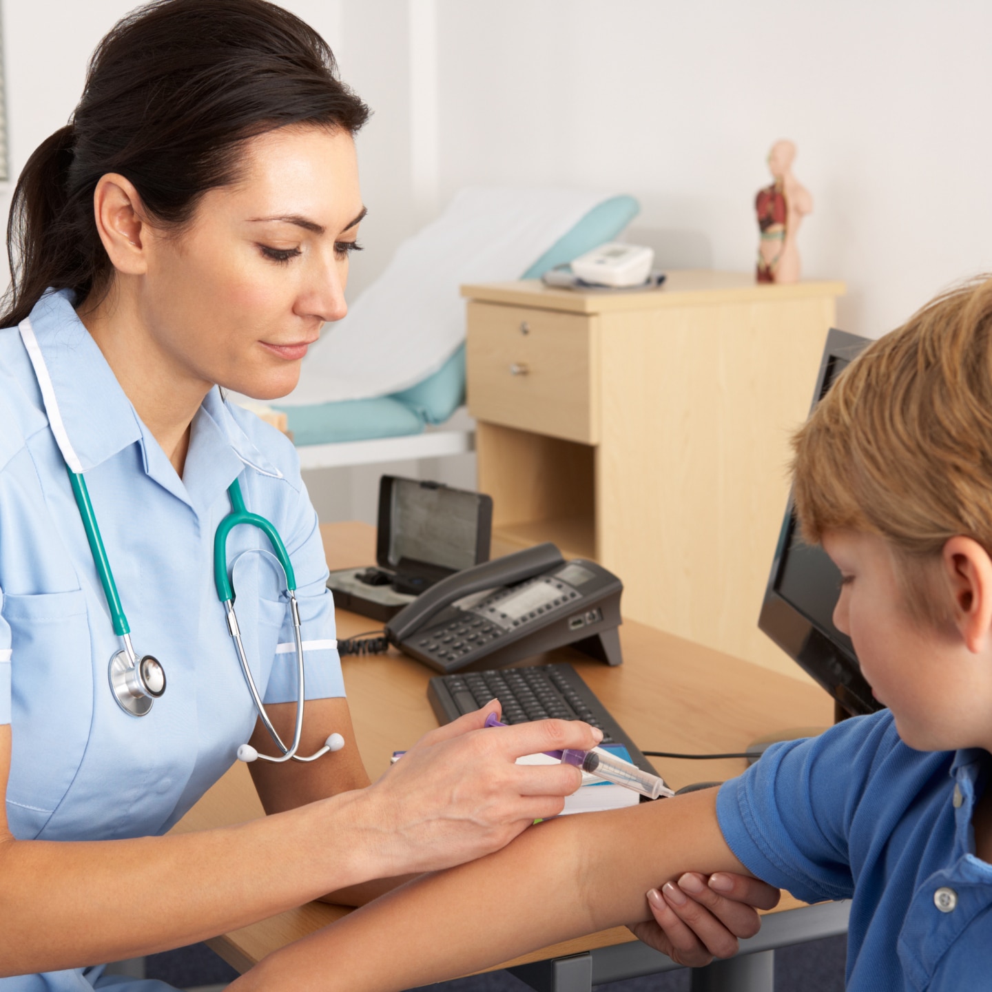 Kind kriegt eine Spritze