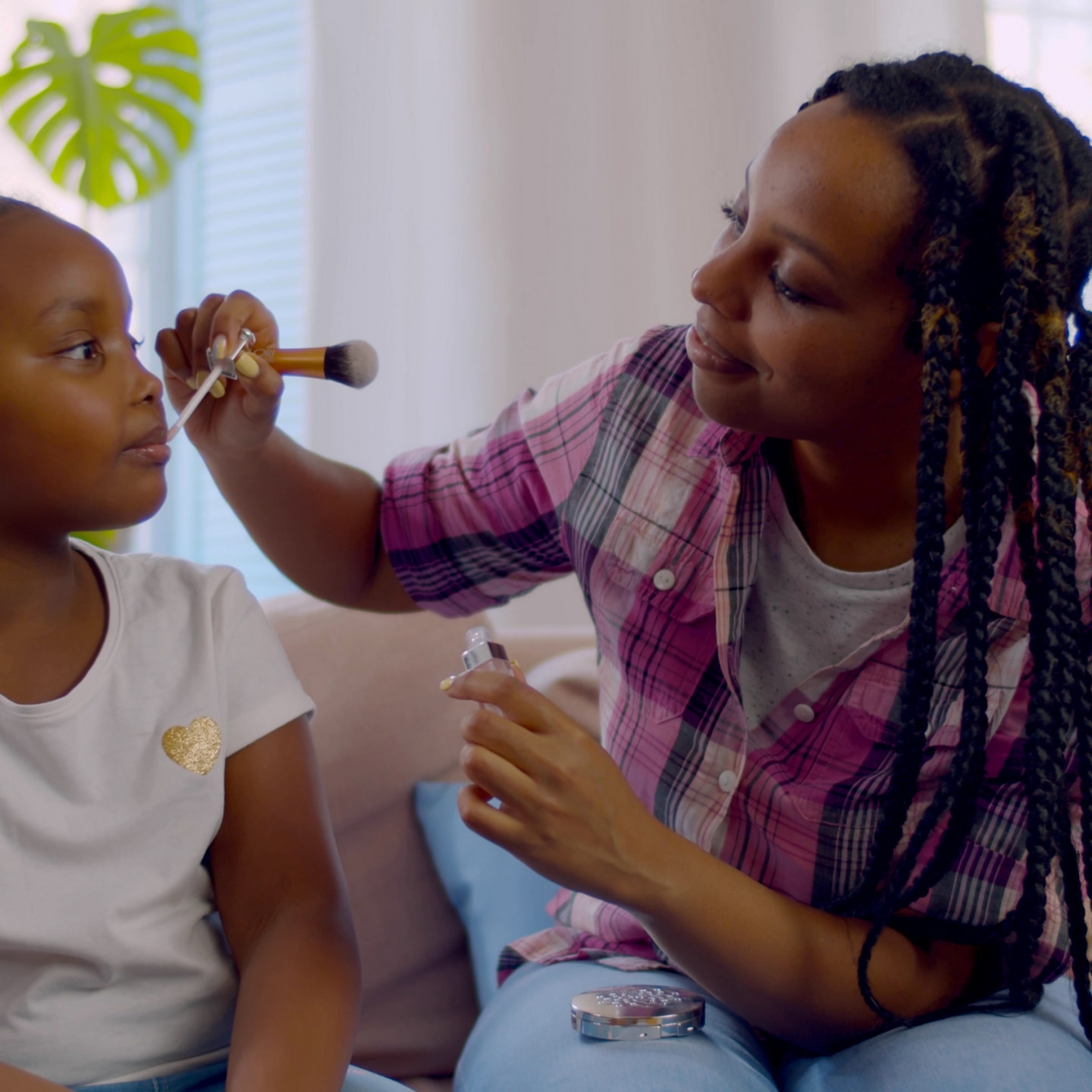 Mutter schminkt ihr Kind