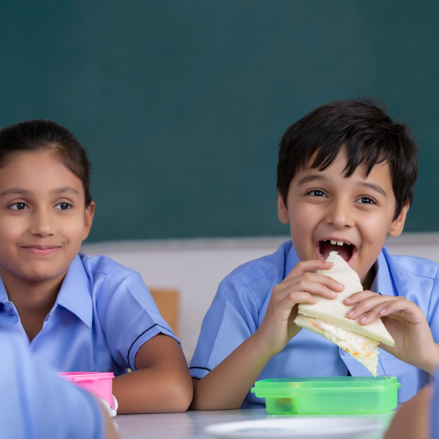 Junge isst Pausenbrot