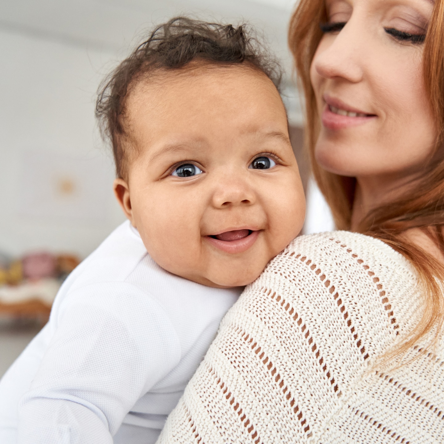 Mutter hält ihr Baby 