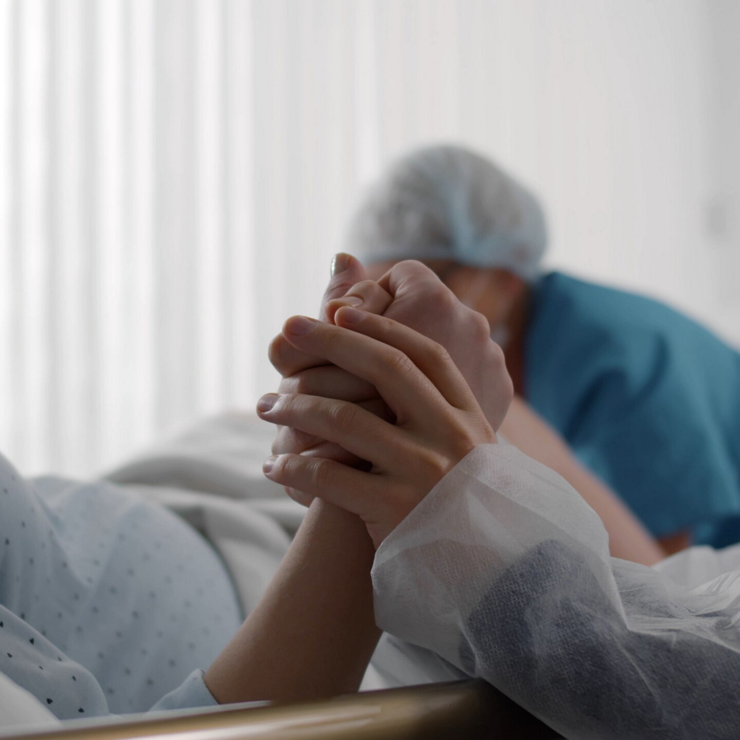 Mann hält Hand bei der Geburt