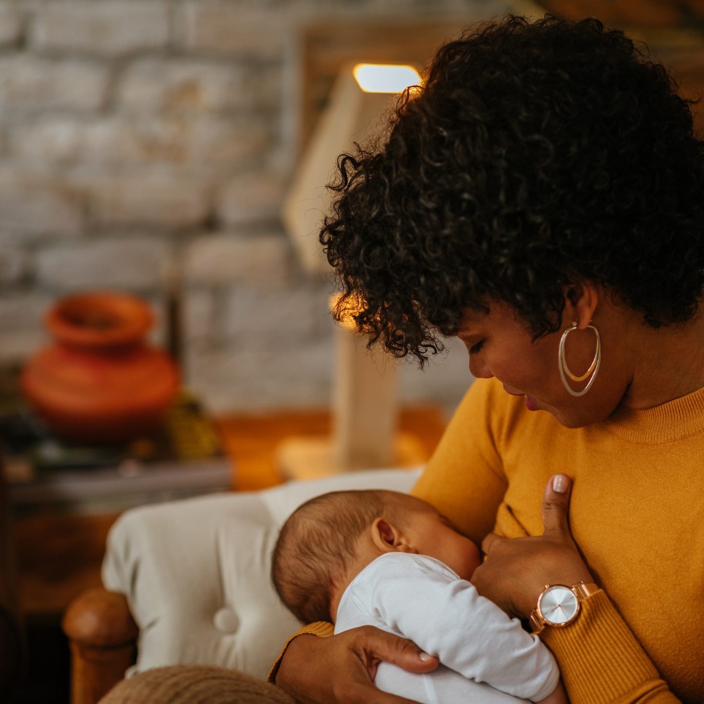 Mutter stillt ihr Baby