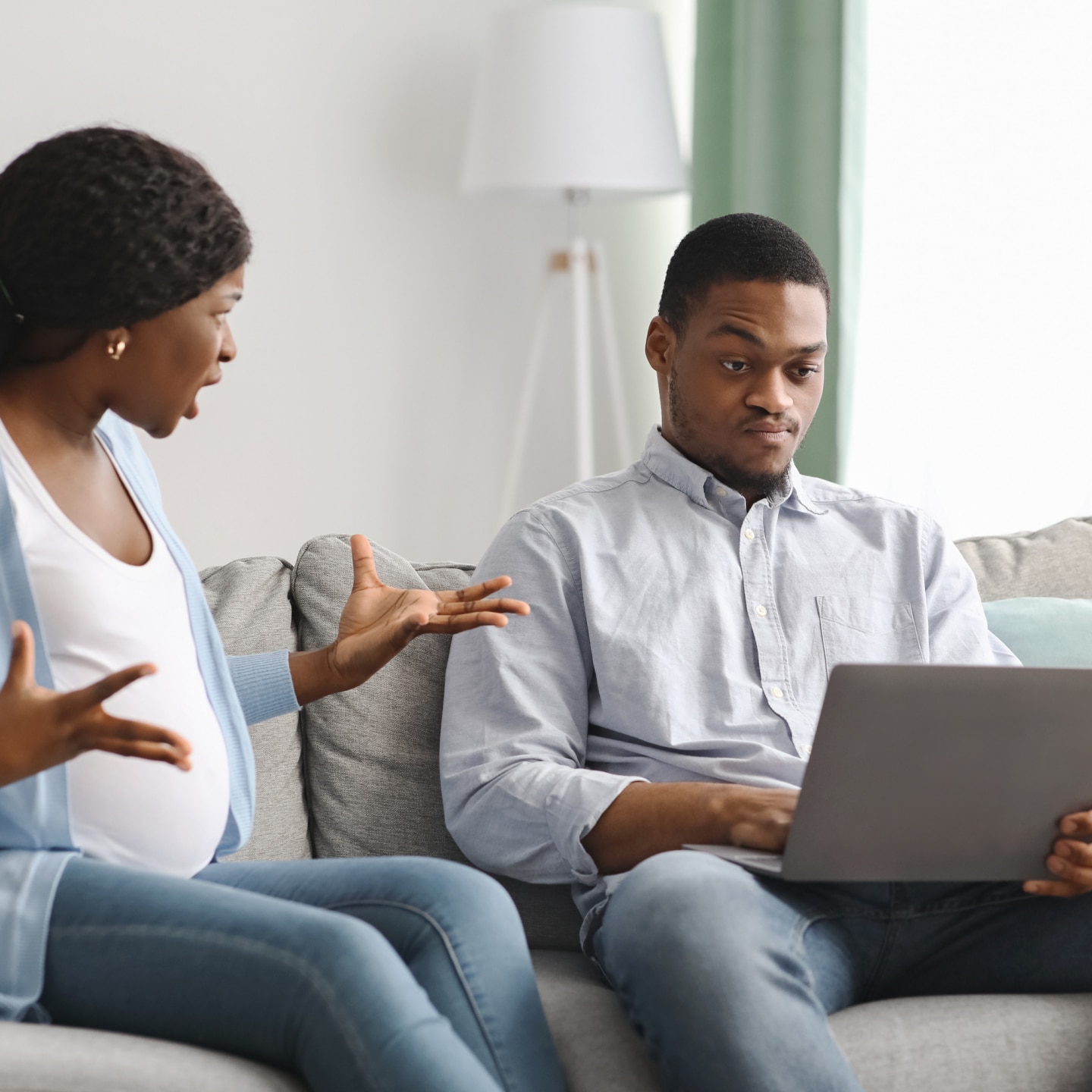 Schwangeres Paar streitet