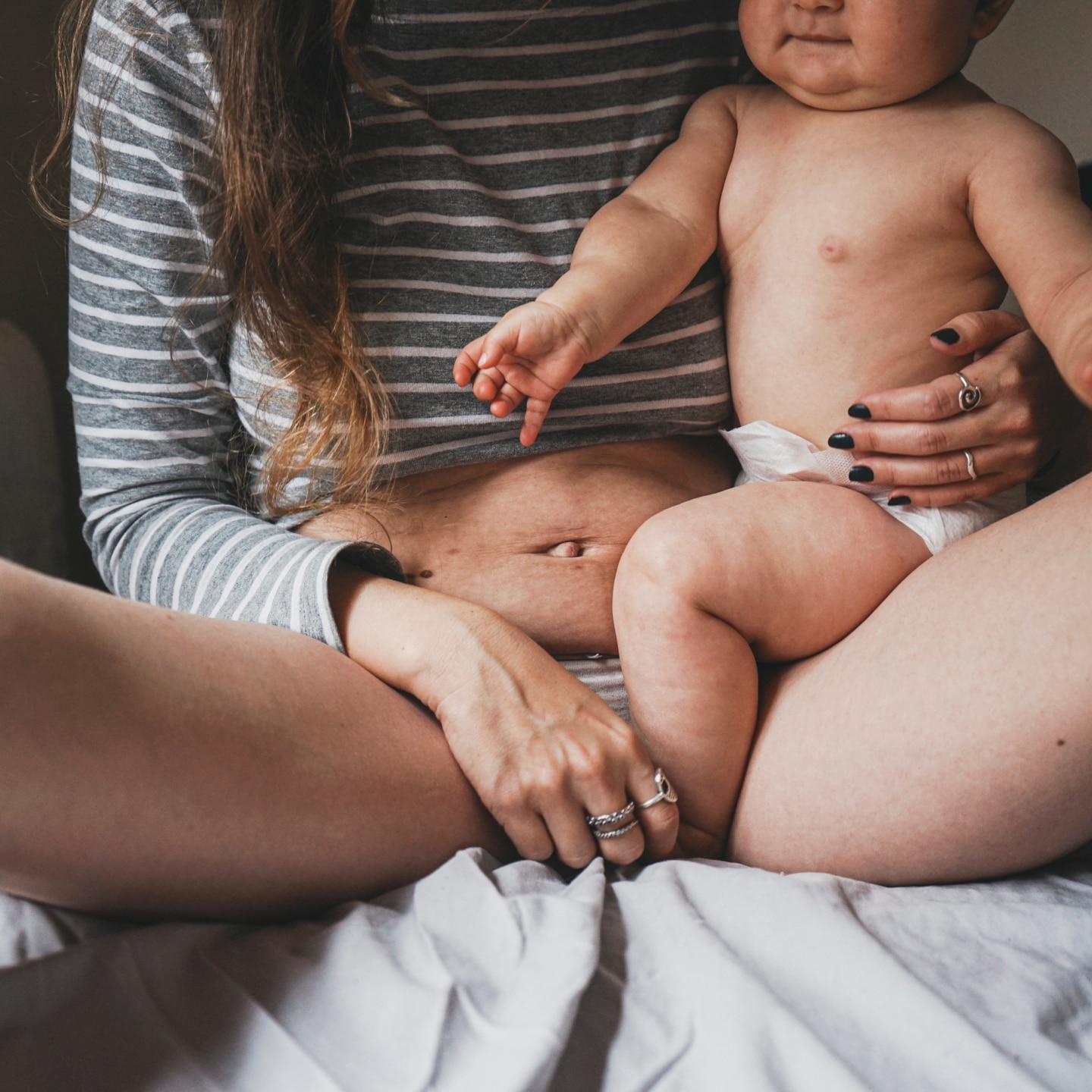 Mutter und Baby sitzen im Bett