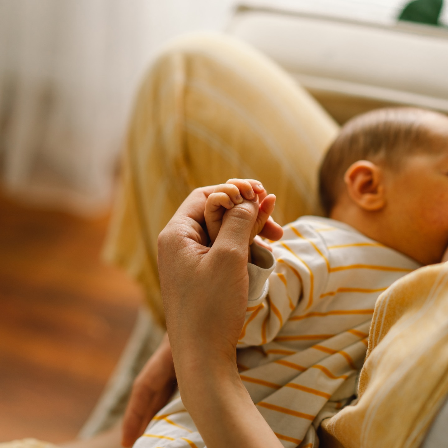 Mutter stillt Ihr Baby