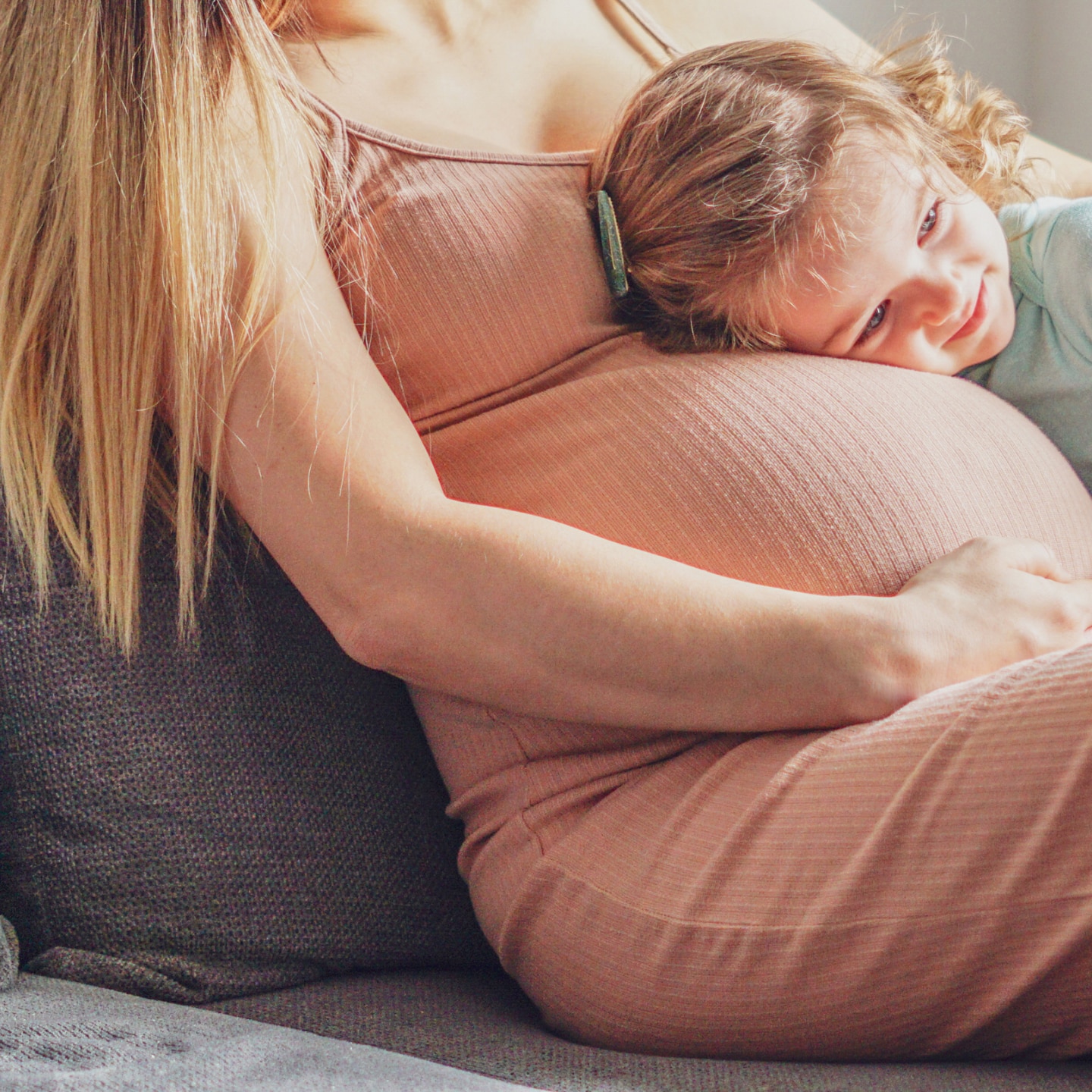 Kind hört Babybauch an