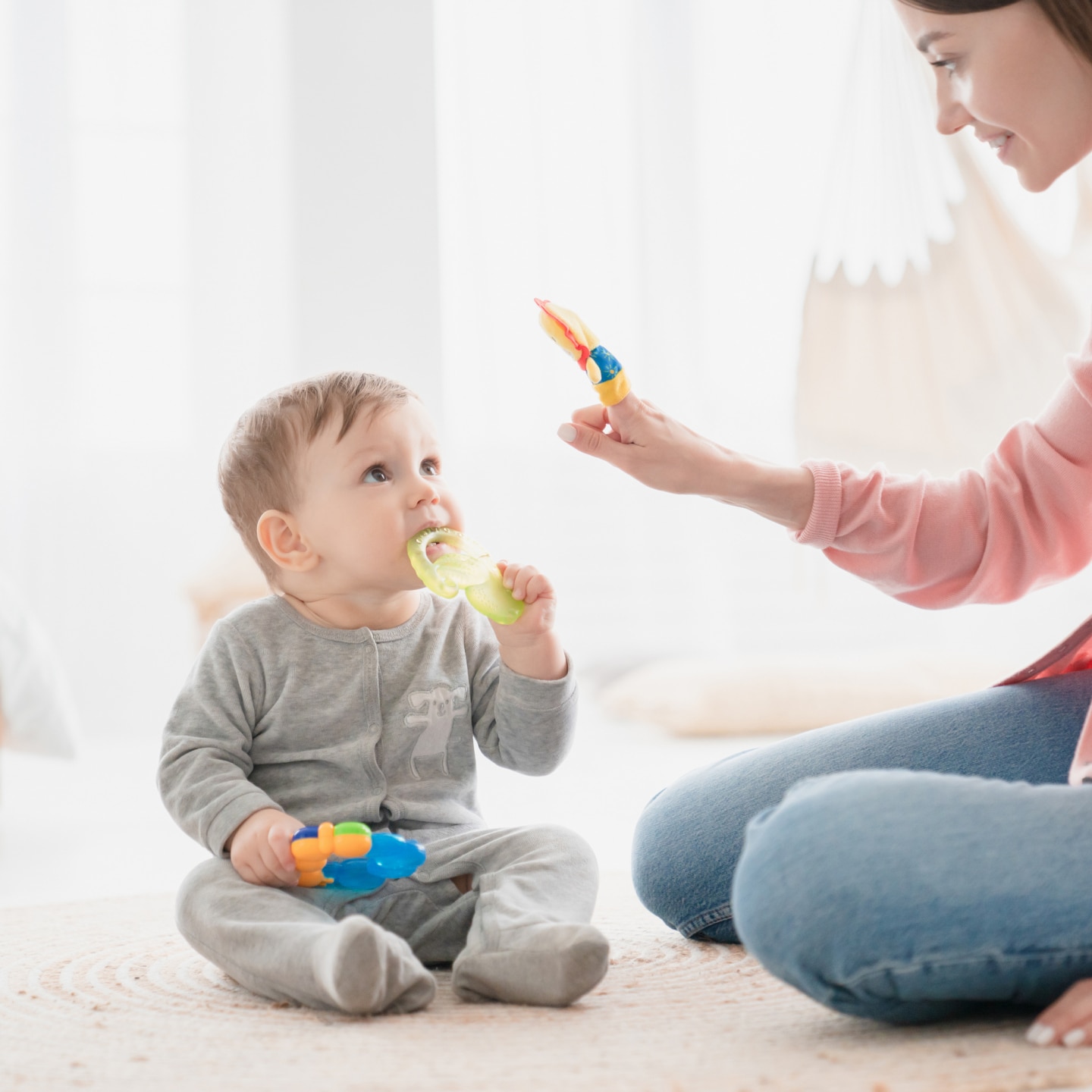 Mutter und Baby spielen zusammen