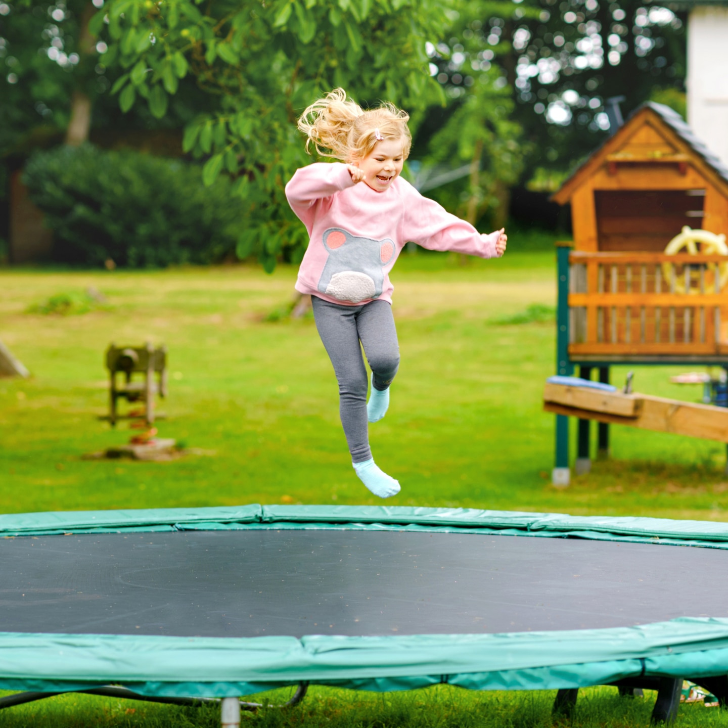 Mädchen hüpft auf dem Trampolin