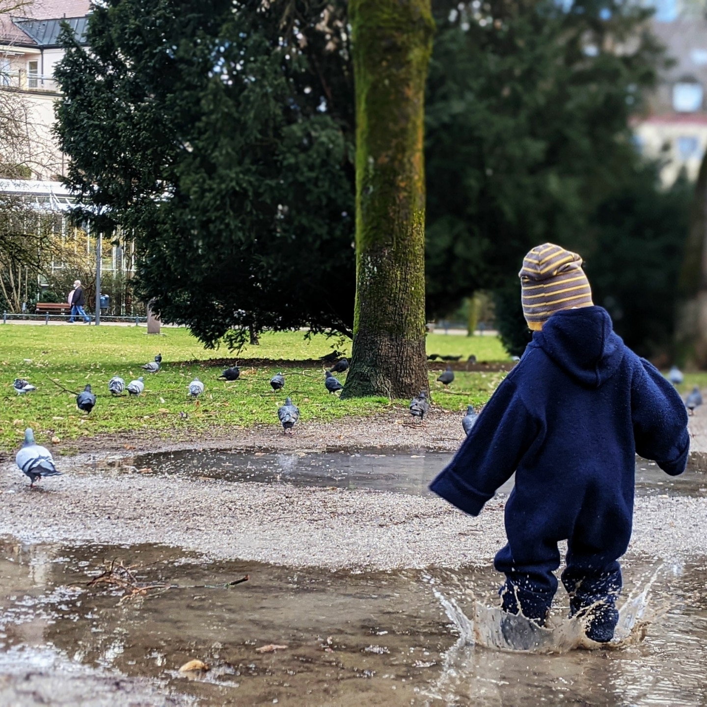 Kleinkind läuft in der Pfütze