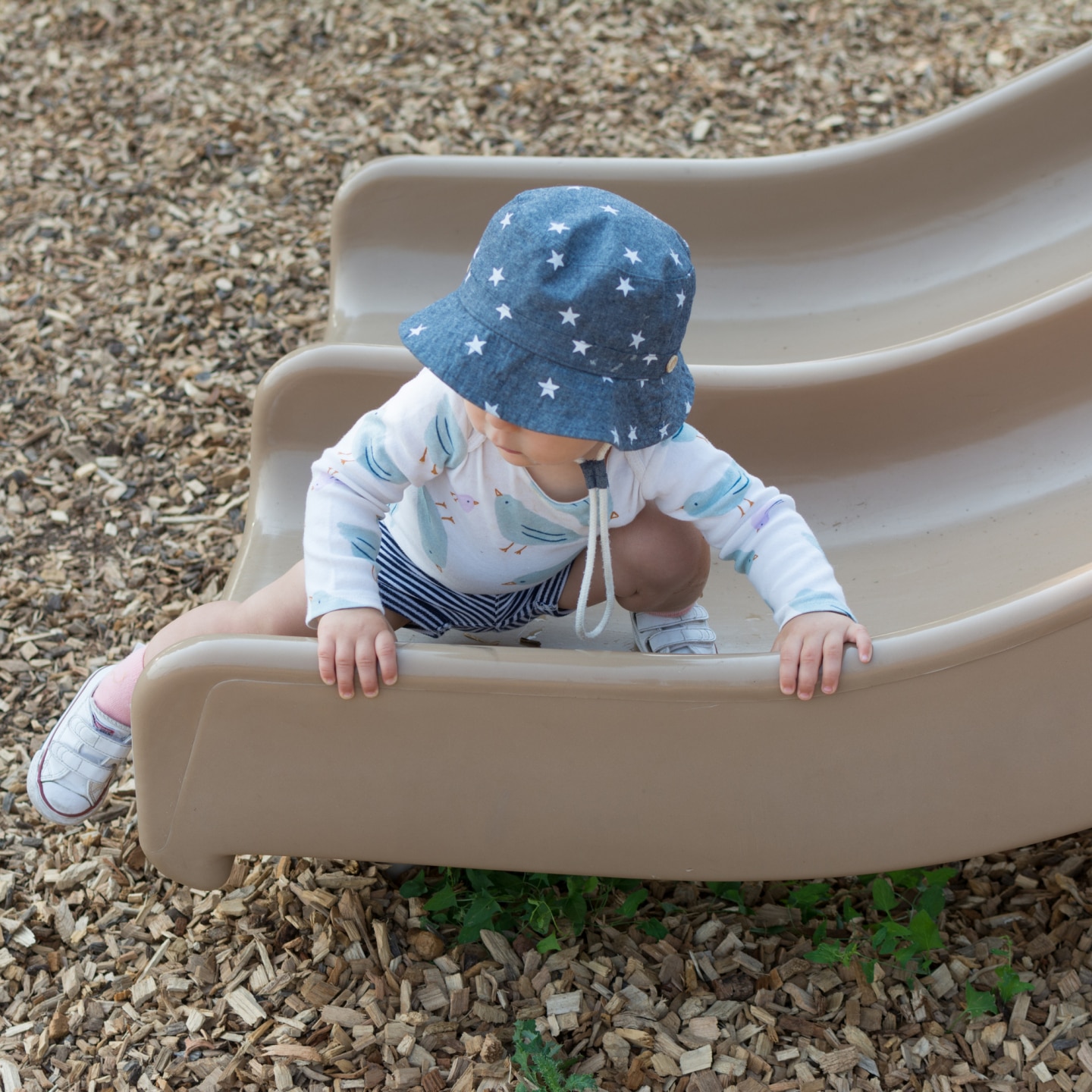 Kleinkind auf der Rutsche 