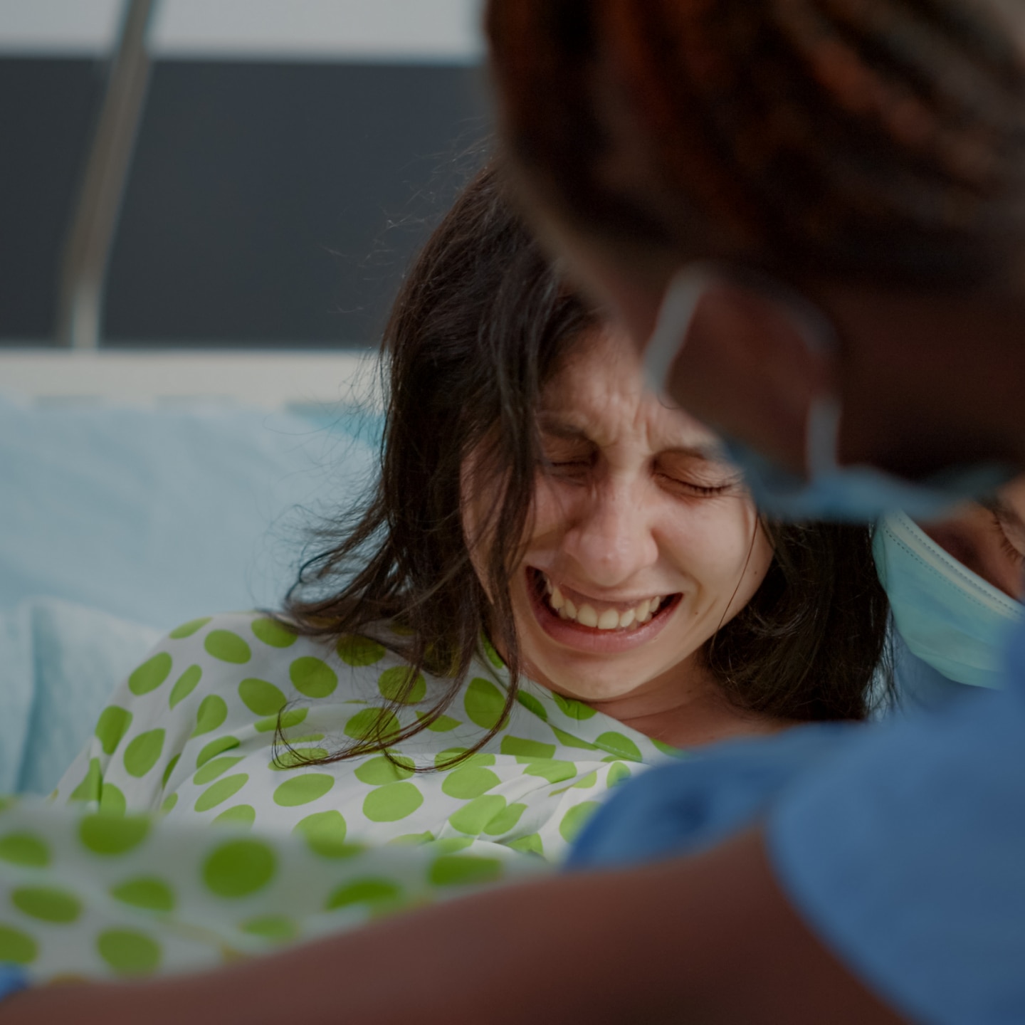 Frau gebährt ein Baby