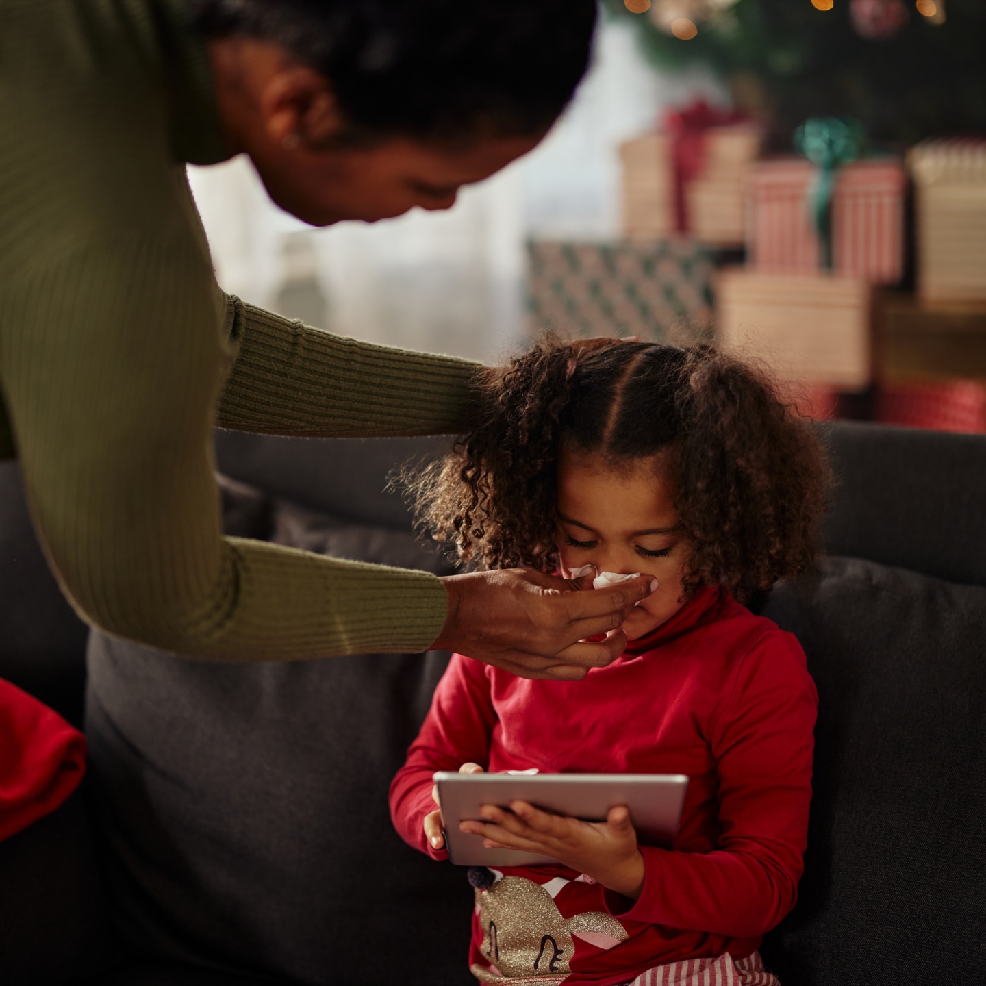 Mutter putzt Nase ihrer Tochter