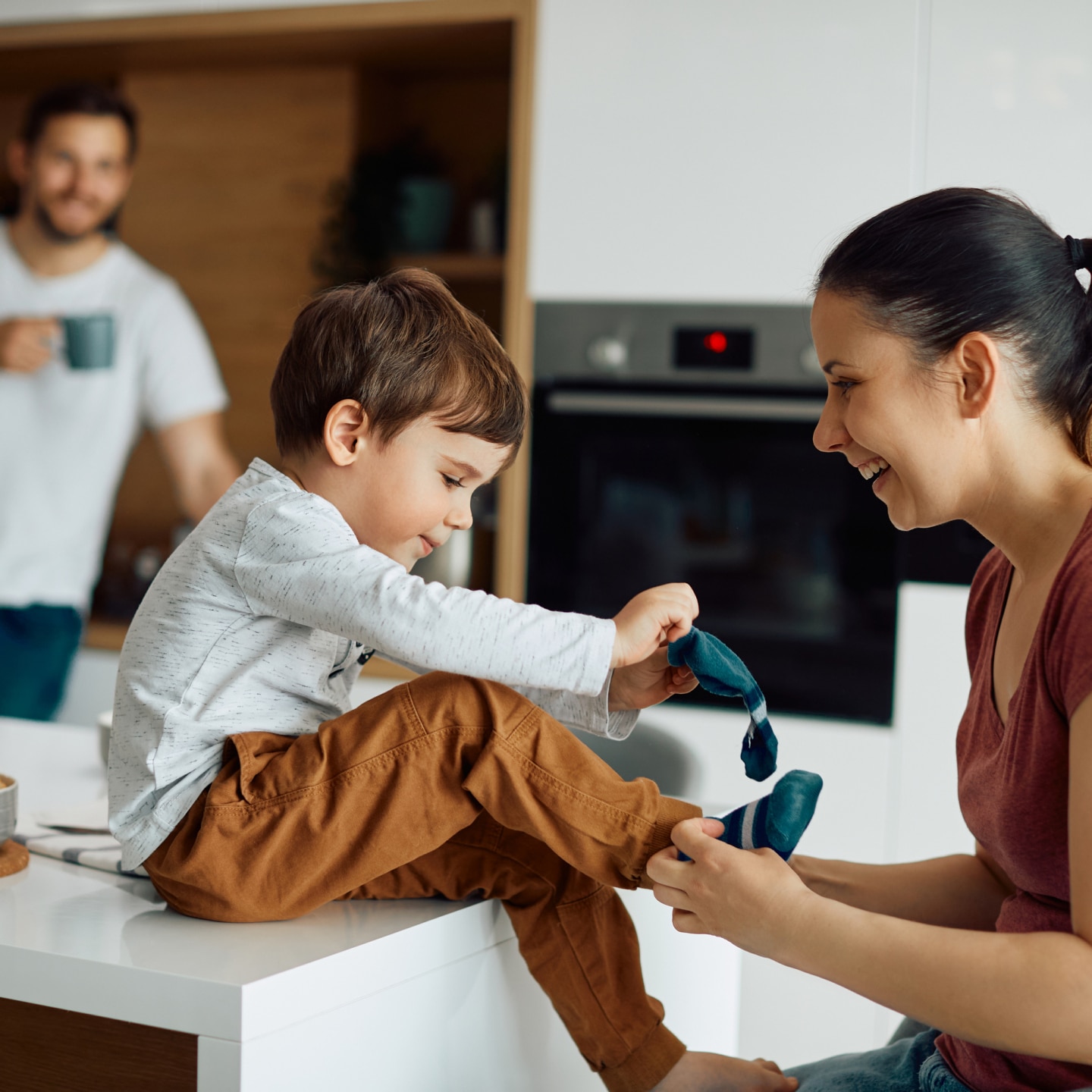 Junge zieht sich Socken an