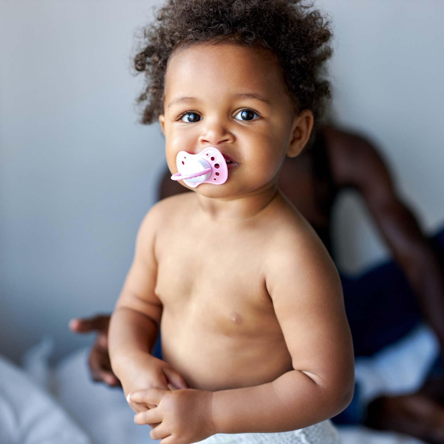 Baby mit Schnuller im Mund