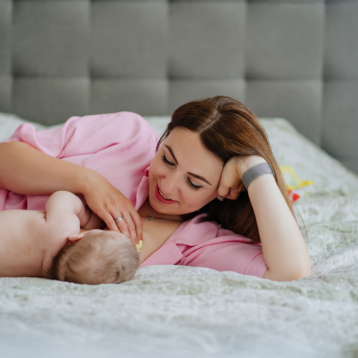 Mutter stillt Ihr Baby