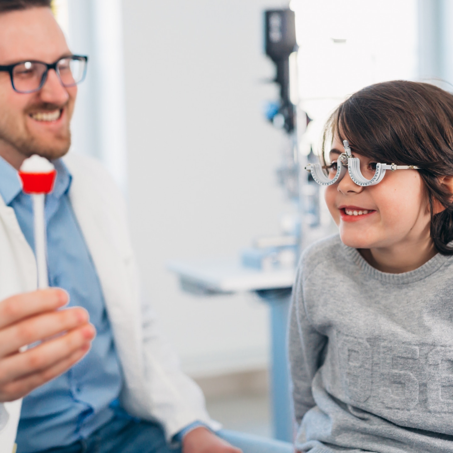 Junge beim Augenarzt