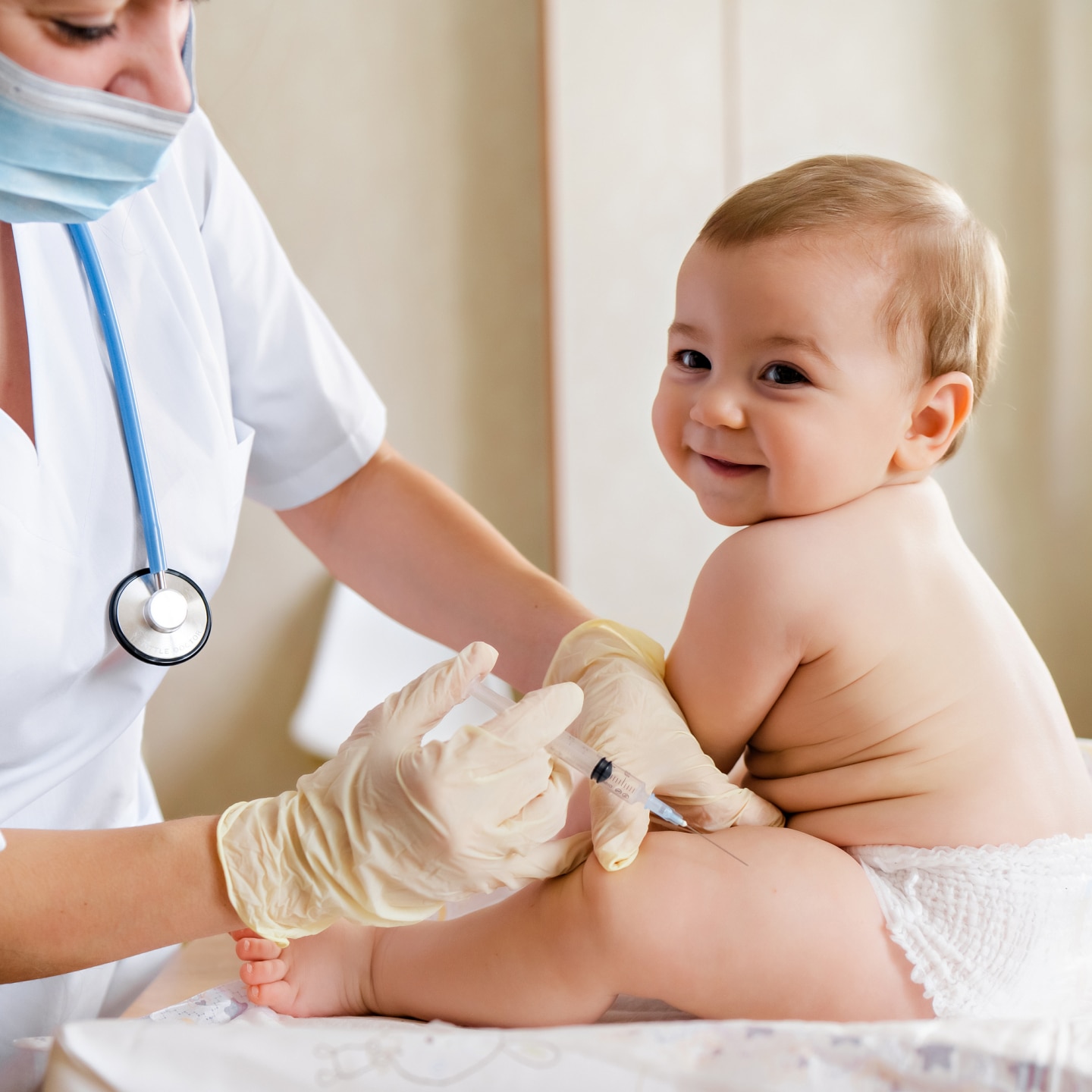 Baby erhält eine Spritze