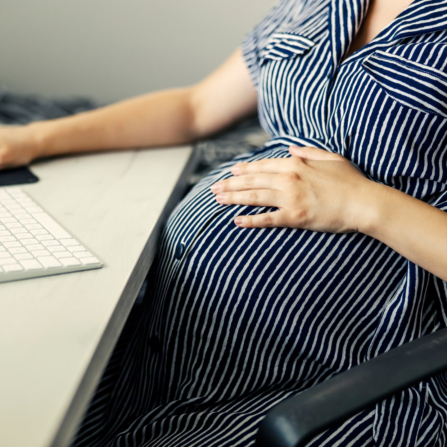 Schwangere am Computer