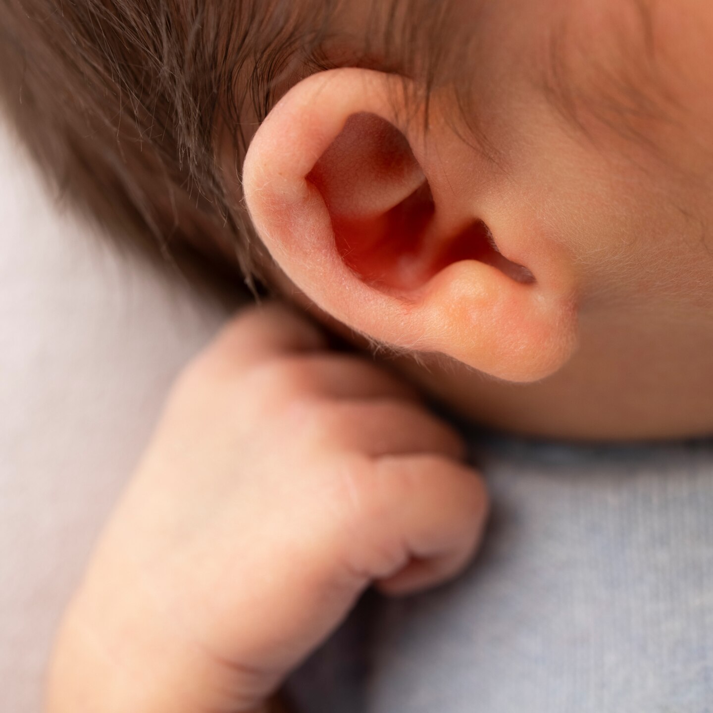 Baby fasst sich ans Ohr