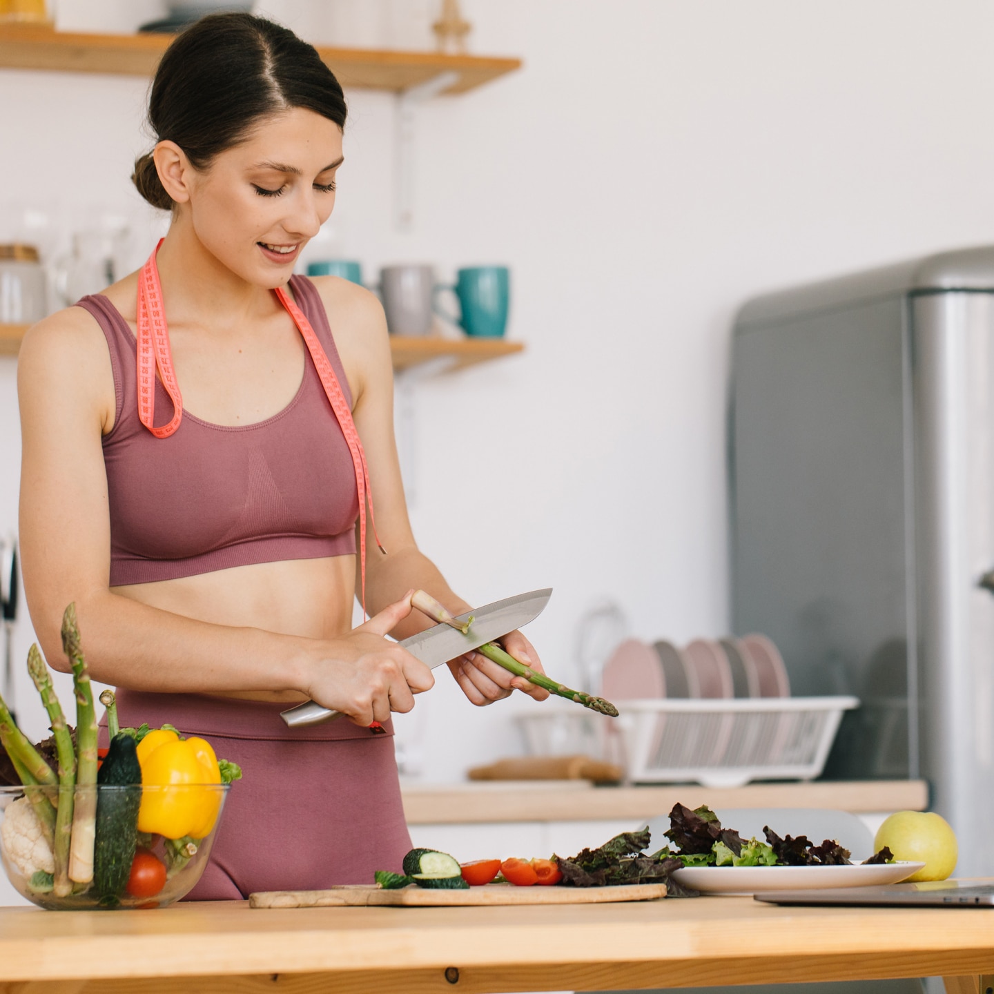 Frau schält grünen Spargel