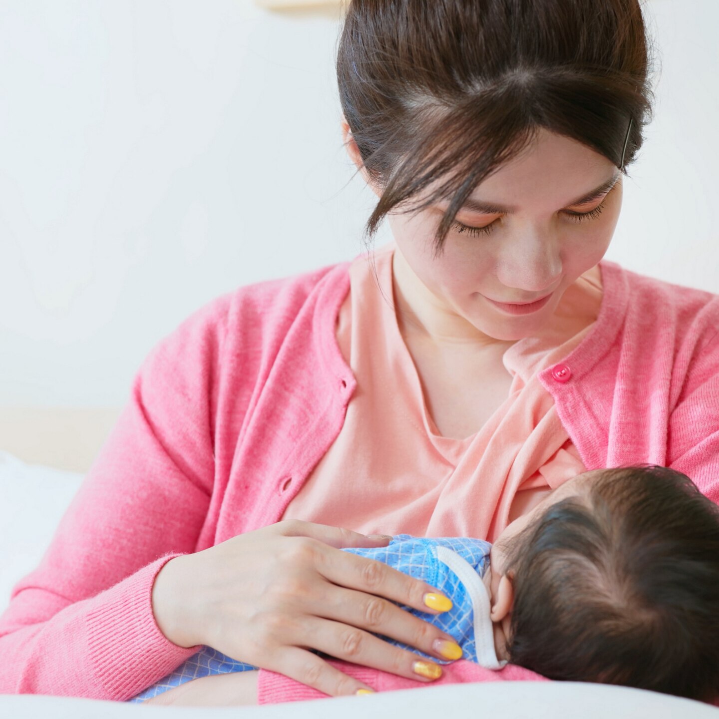 Mutter stillt ihr Baby