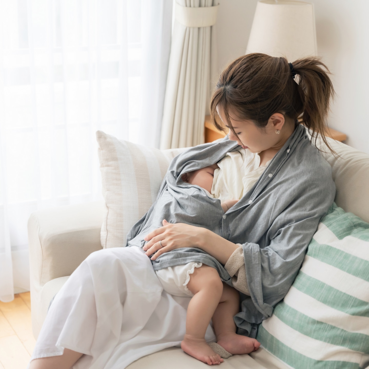 Mutter stillt ihr Baby