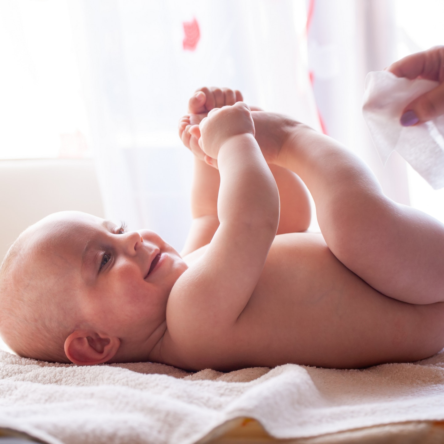 Baby wird Po sauber gemacht