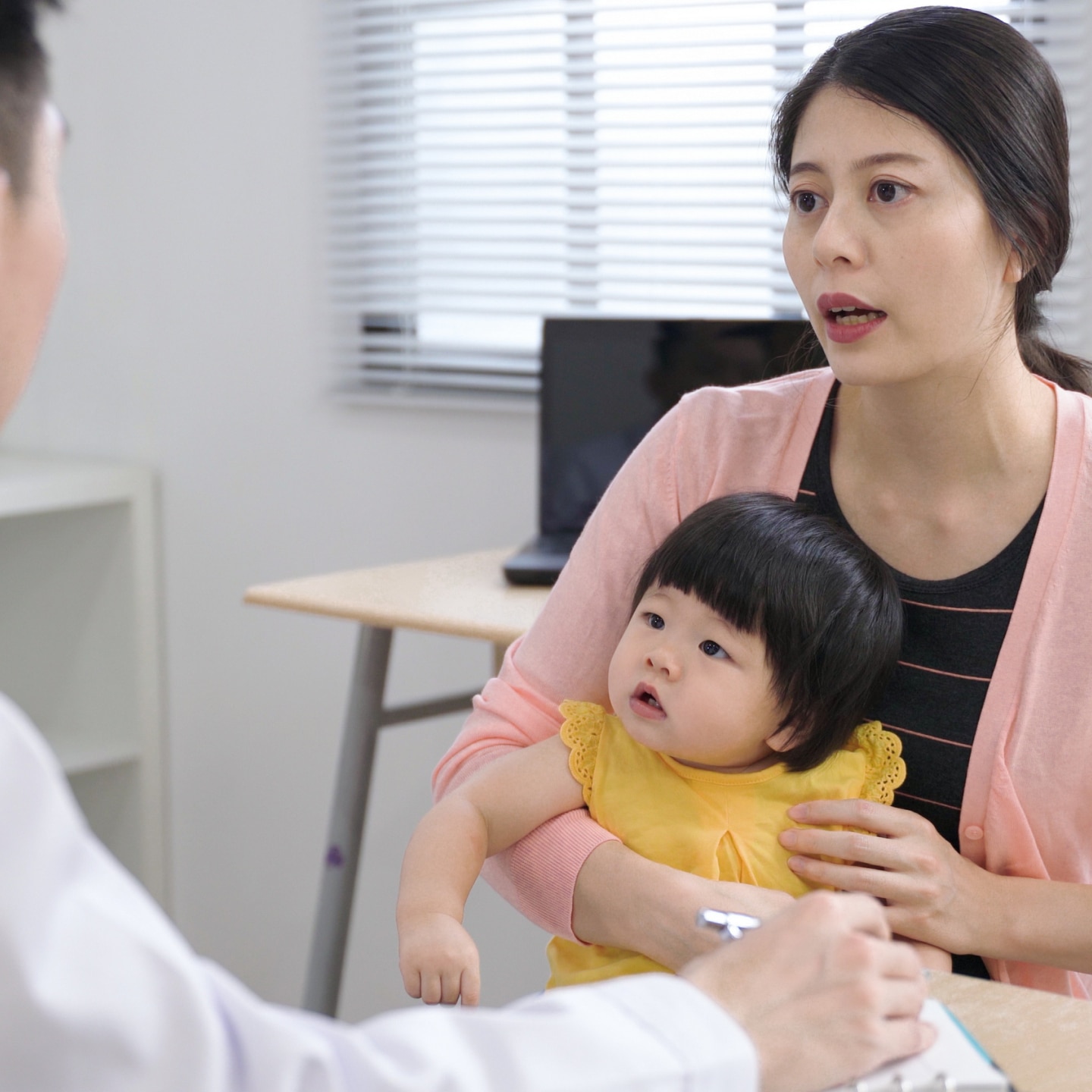 Mutter beim Kinderarzt