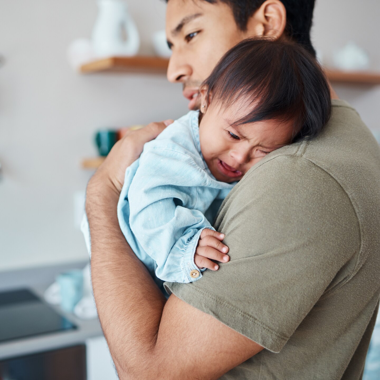 Vater trägt sein Baby