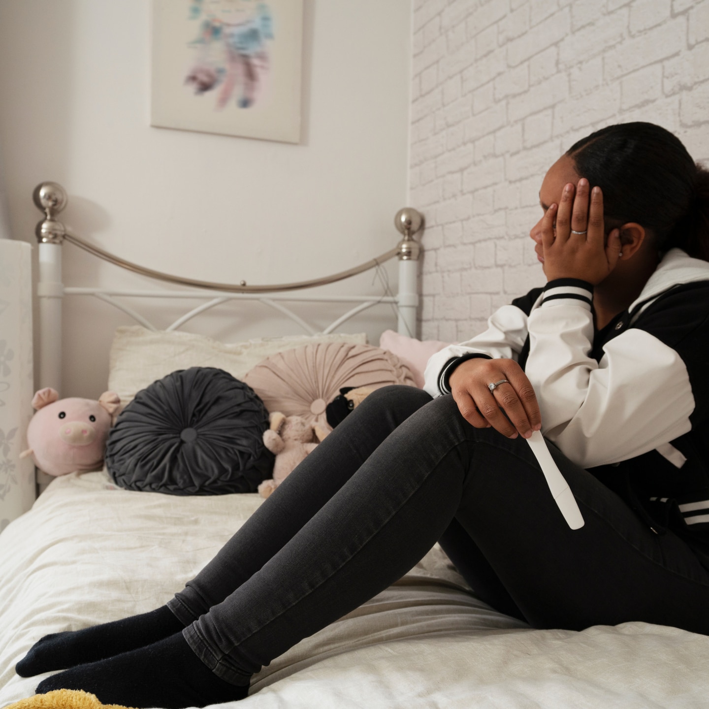 Mädchen sitzt auf dem Bett