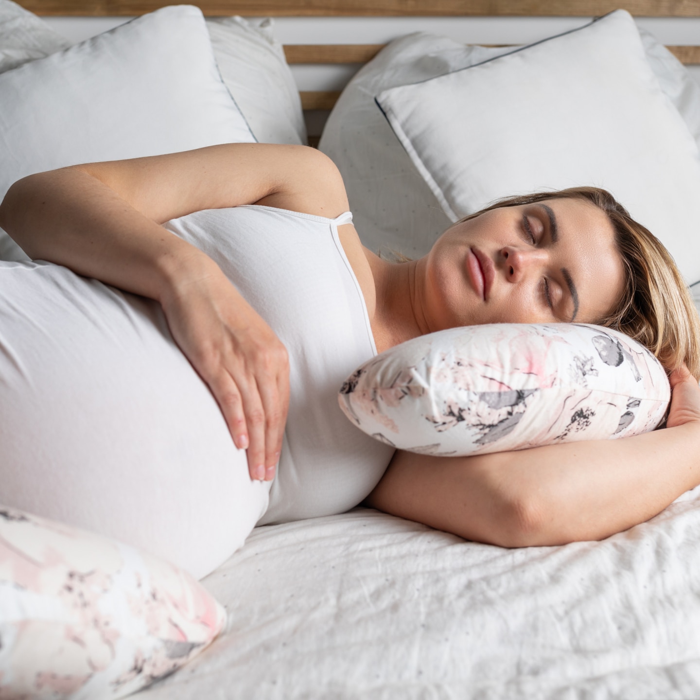 Schwangere schläft im Bett