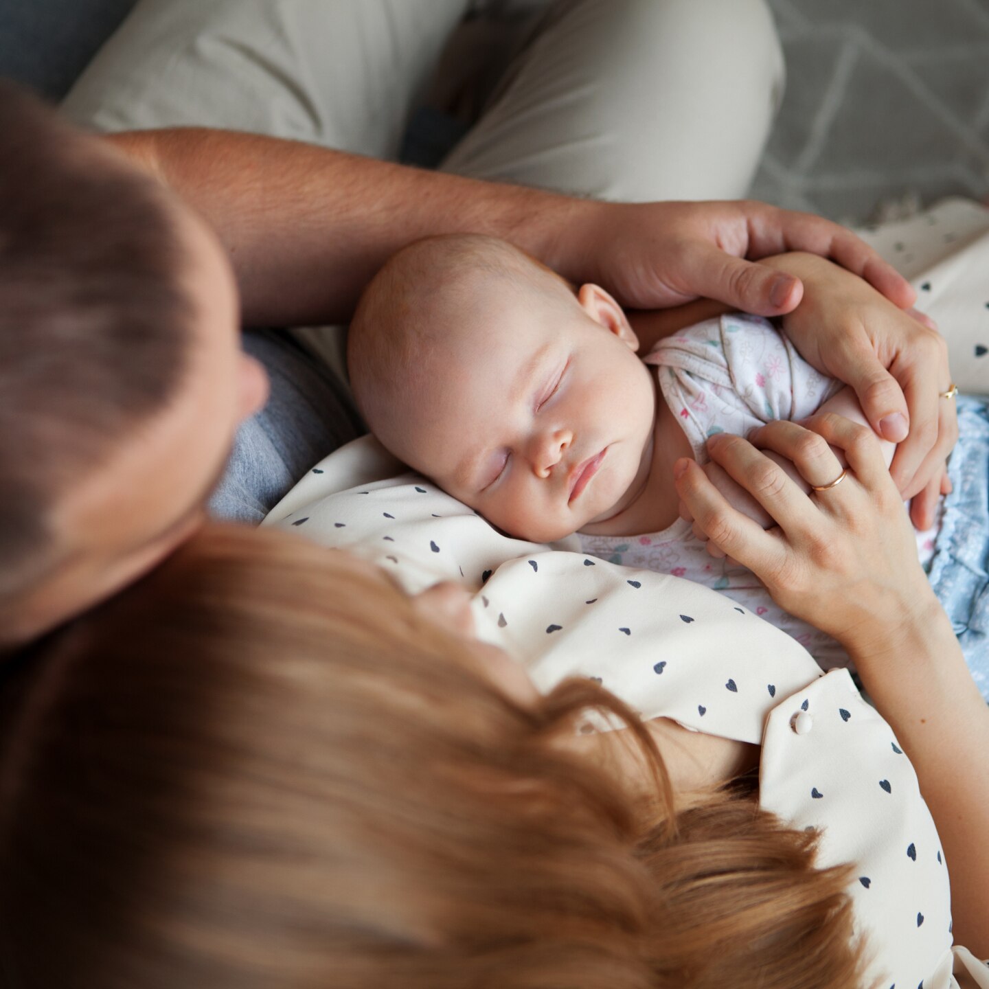 schlafendes Baby im Arm der Mutter