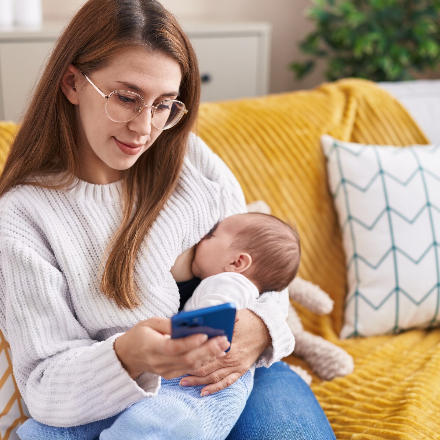 Mutter stillt Ihr Baby