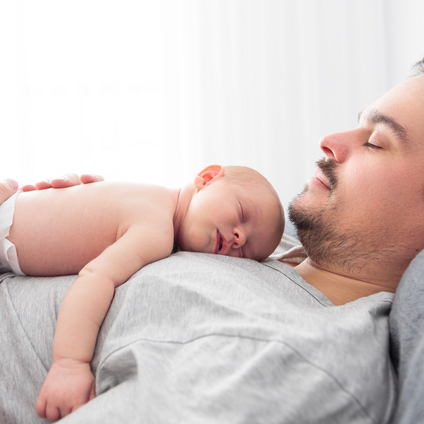 Vater und sein Baby schlafen