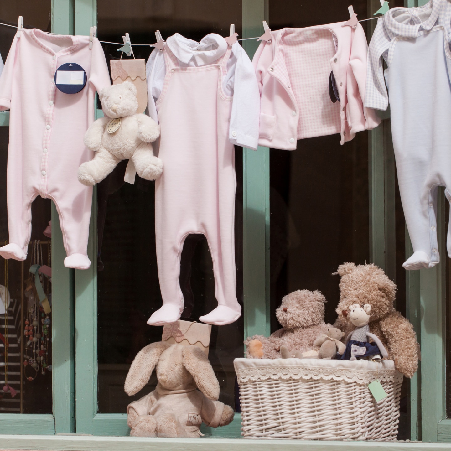 baby strampler auf der wäscheleine im schaufenster