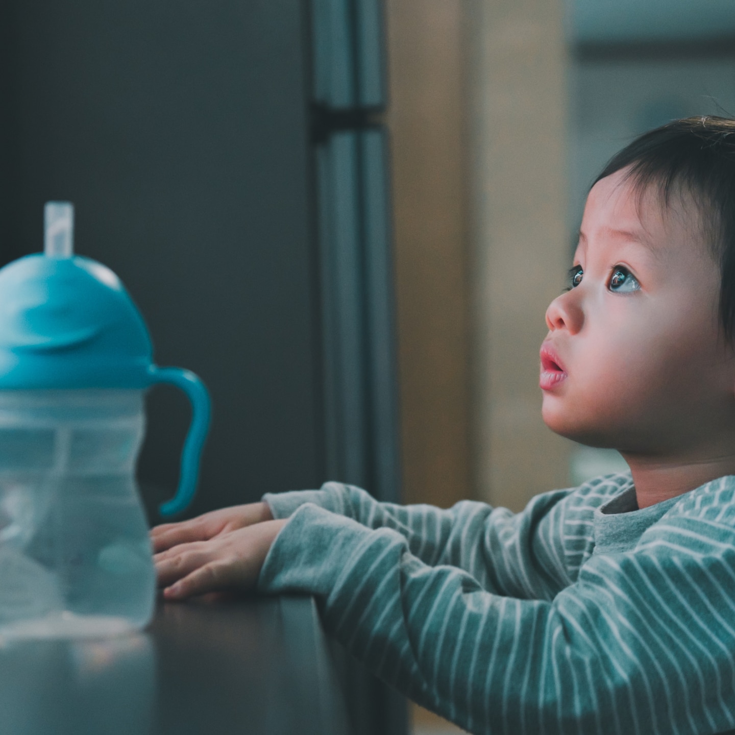 Kleinkind schaut Fernsehen